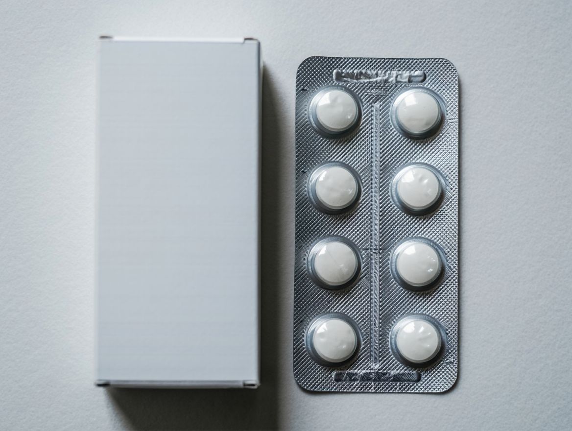 Пачка таблеток на столе